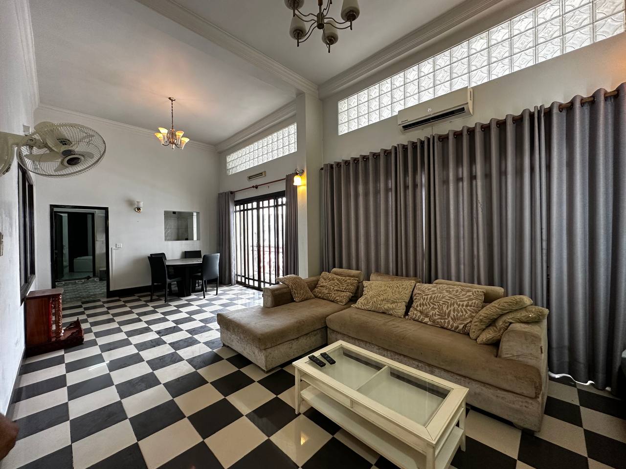 A Whole Floor Apartment for Sale in Daun Penh | 7 minutes from Vattanac Tower
