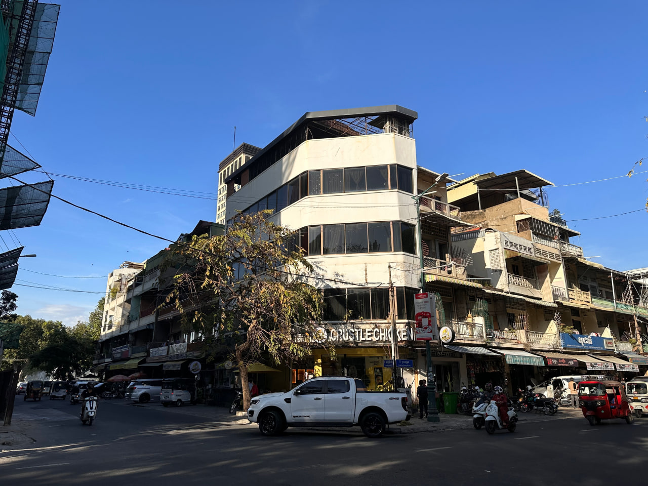 3 Story Shophouse for Sale in Daun Penh | 450 minutes from Vattanac Tower